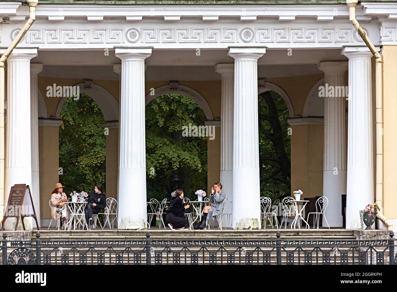 San Pietroburgo, Russia - 23 agosto 2021, il caffè all'aperto il padiglione Rossi nel giardino Mikhailovsky Foto Stock