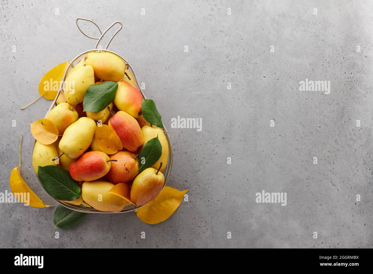 Pere in un cestino di frutta in metallo a forma di pera Foto Stock