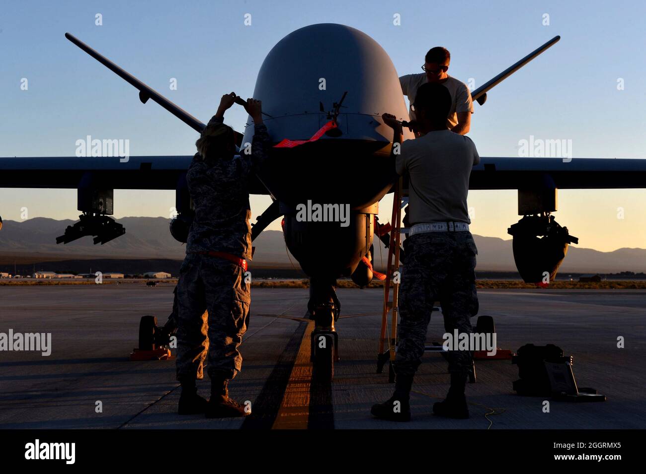 US Air Force Airmen con il 432nd Aircraft Maintenance Squadron, preparare un General Atomics MQ-9 Reaper unmanned veicolo aereo per esercizio Red Flag 16-3 sulla linea di volo alla Creech Air Force base 20 luglio 2016 a Indian Springs, Nevada. Foto Stock