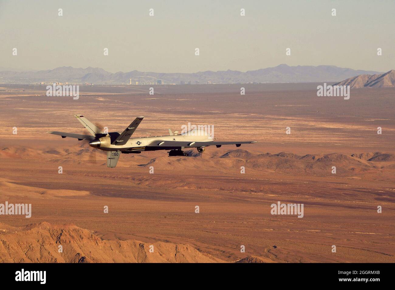 Un veicolo aereo senza equipaggio U.S. Air Force General Atomics MQ-9 Reaper vola una missione di addestramento sull'area di collaudo e addestramento Nevada alla base dell'aeronautica Creech 15 luglio 2019 a Indian Springs, Nevada. Foto Stock