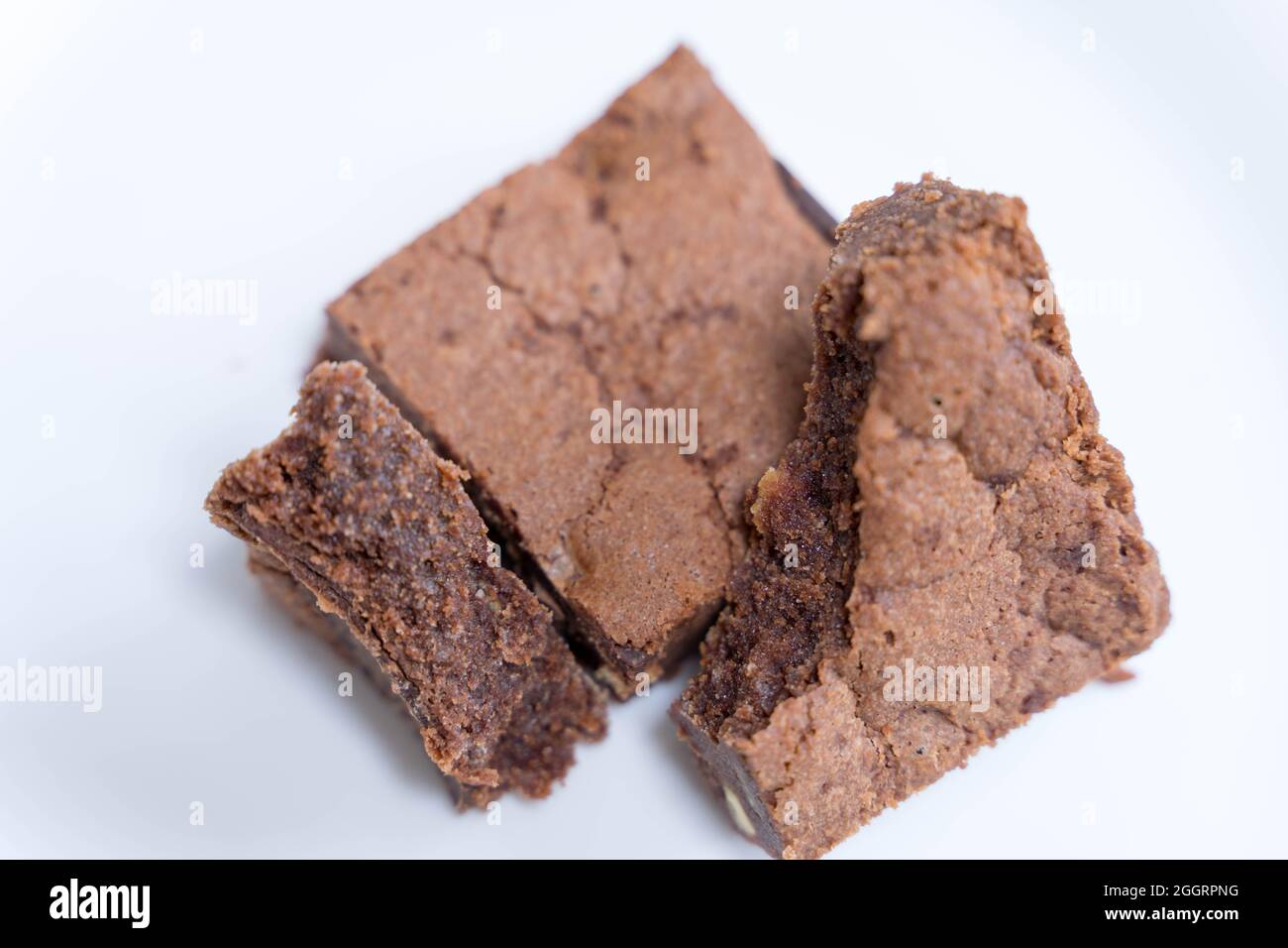 Brownie di cioccolato in piatto bianco su sfondo bianco, cibo, deserto Foto Stock