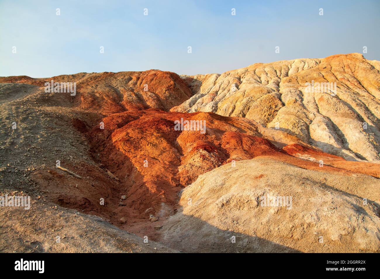 La cava di argilla assomiglia ad un paesaggio cosmico.Ural Mars.Landscape della regione di Sverdlovsk in Russia.Top vista delle colline in refrattario colorato c Foto Stock