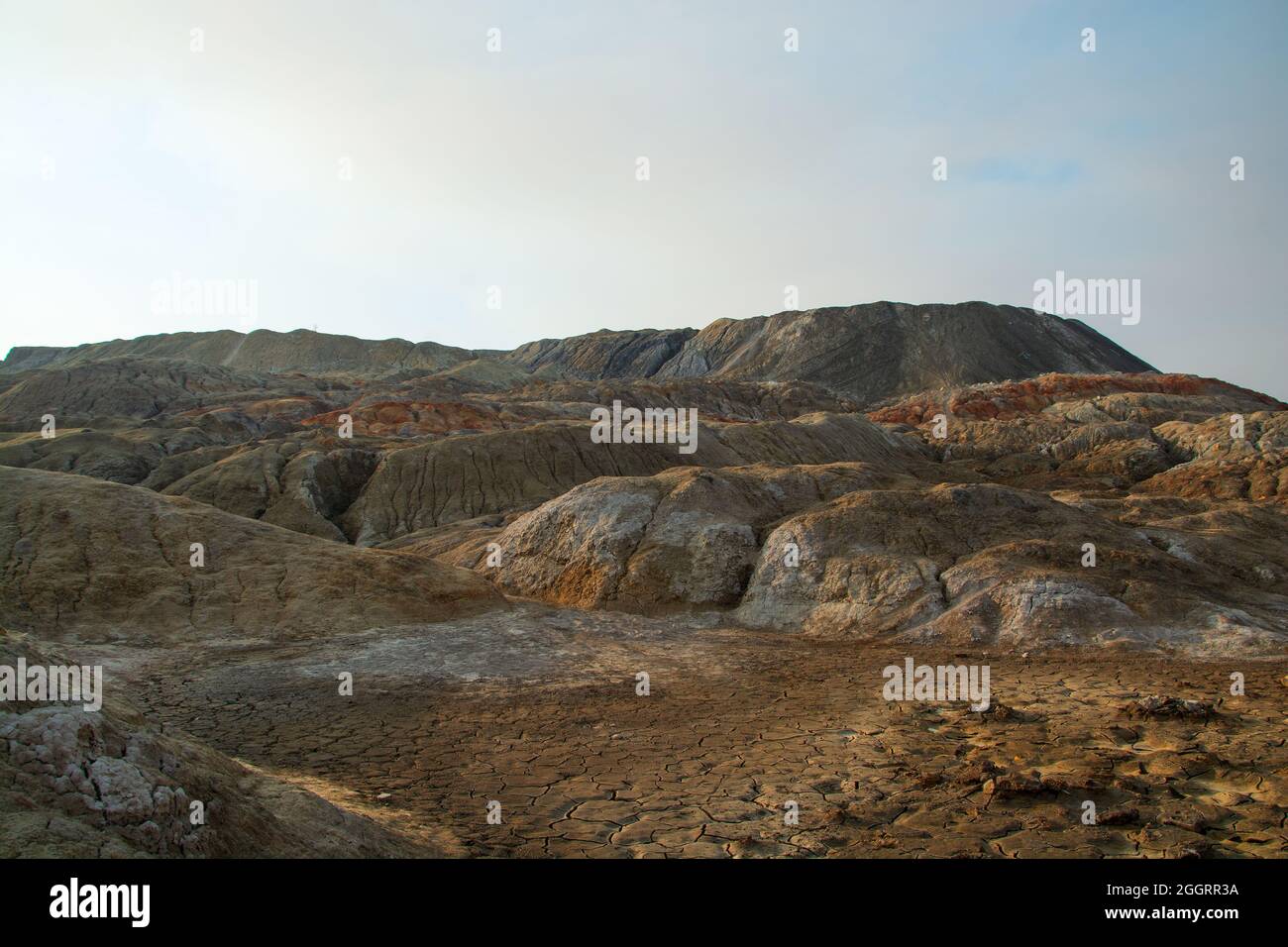 La cava di argilla assomiglia ad un paesaggio cosmico.Ural Mars.Landscape della regione di Sverdlovsk in Russia.Top vista delle colline in refrattario colorato c Foto Stock