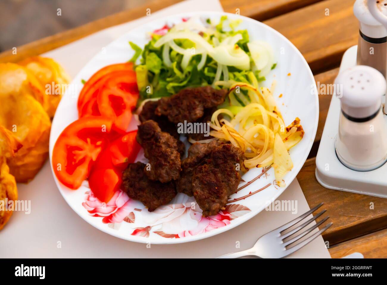 Kofte turco, polpette di vitello alla griglia con verdure e pane Foto Stock
