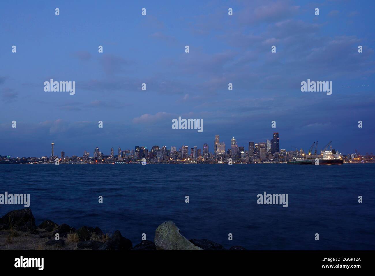 Il paesaggio urbano del centro di Seattle al tramonto dall'altra parte della Elliott Bay Foto Stock