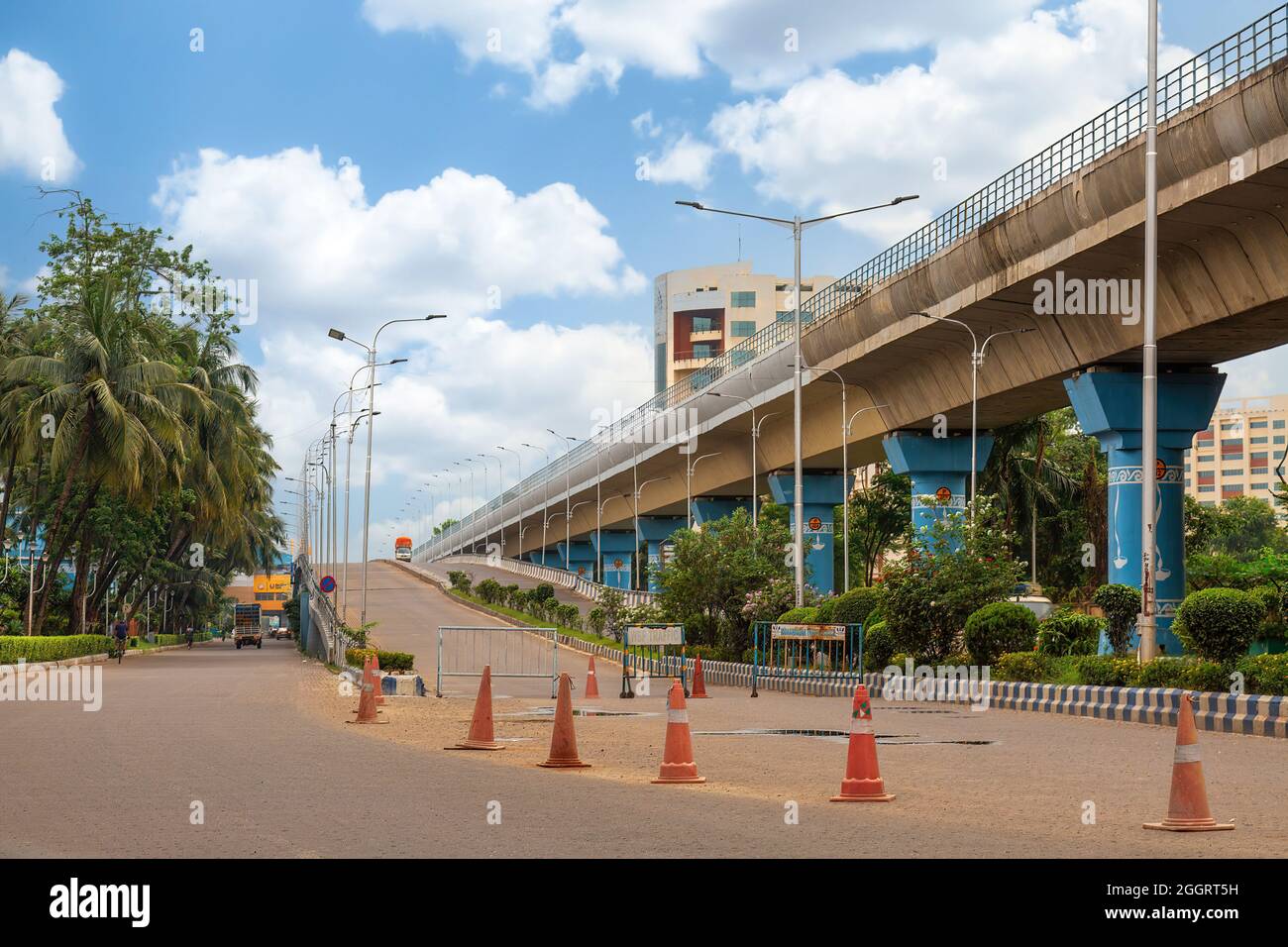 Strada della città vuota con divisori e vista della città sul ponte a Salt Lake area a Kolkata, India Foto Stock