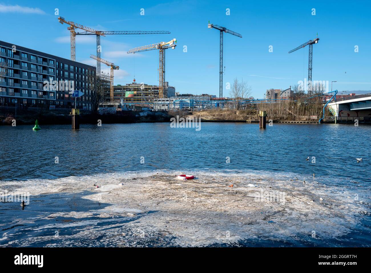 Inquinamento ambientale sulla Spree nella Nuova Europacity a Berlino Foto Stock
