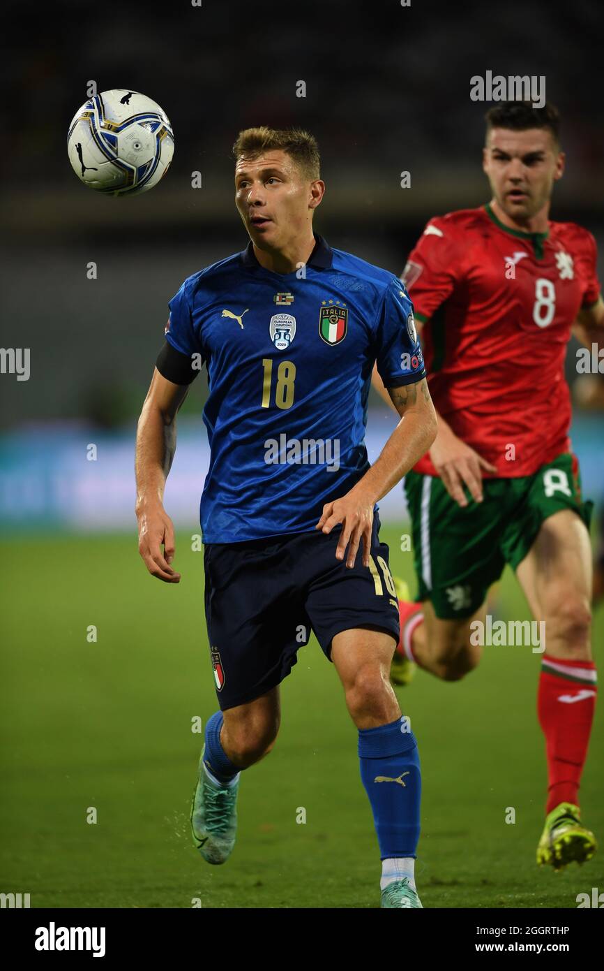 Firenze, Italia. 2 settembre 2021. Firenze, Italia. 2 settembre 2021. Nicolo Barella (Italia)Petar Vitanov (Bulgaria) durante la Coppa del mondo FIFA Qatar 2022, partita di qualificazione tra Italia 1-1 Bulgaria allo Stadio Artemio Franchi il 2 settembre 2021 a Firenze, Italia. Credit: Maurizio Borsari/AFLO/Alamy Live News Foto Stock