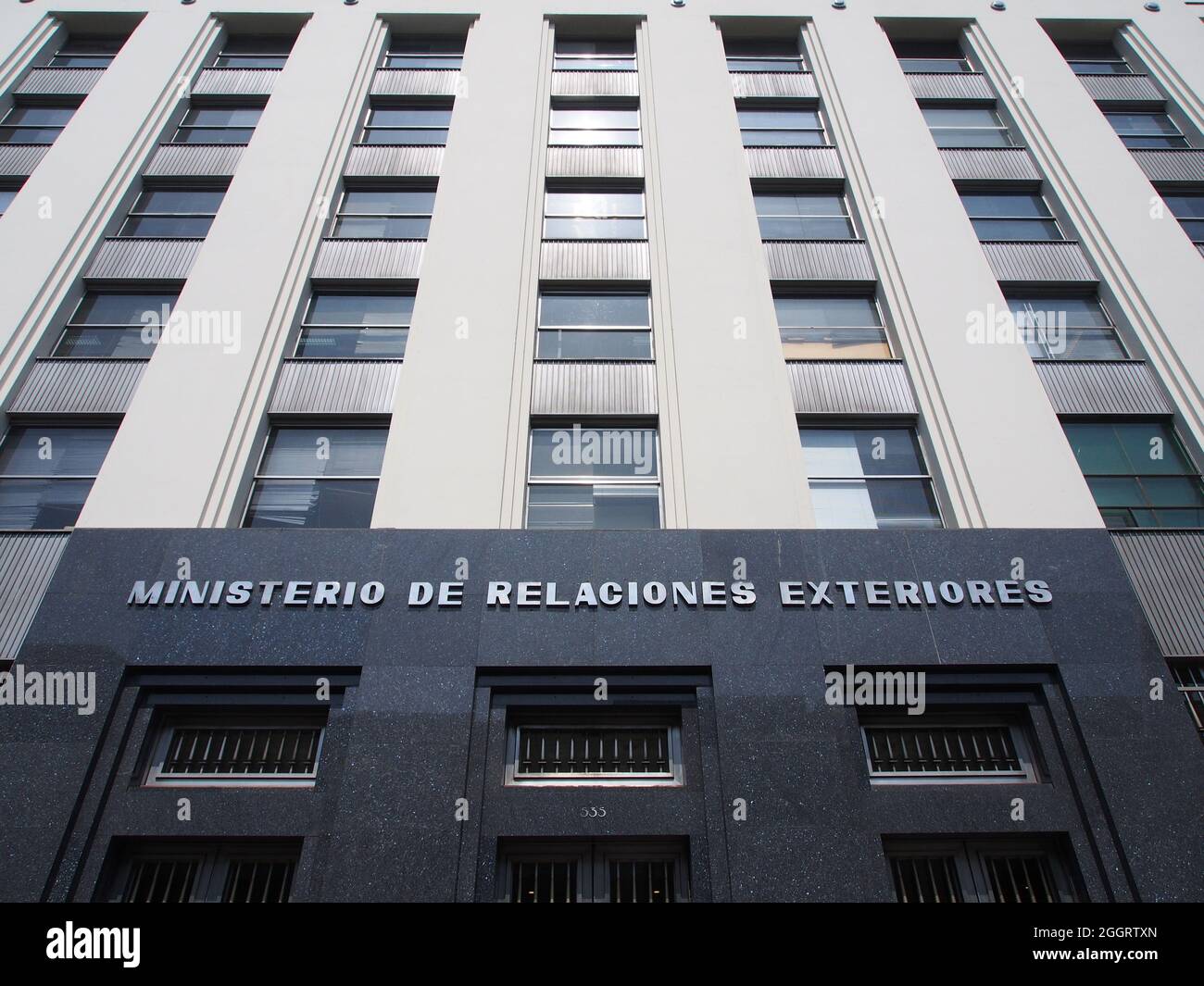 Vista della facciata del Ministero degli Affari Esteri (Cancelleria). La politica peruviana mantiene molto instabile poiché Pedro Castillo, un insegnante di scuola rurale di sinistra, ha assunto la presidenza del Perù il 28 luglio. Foto Stock