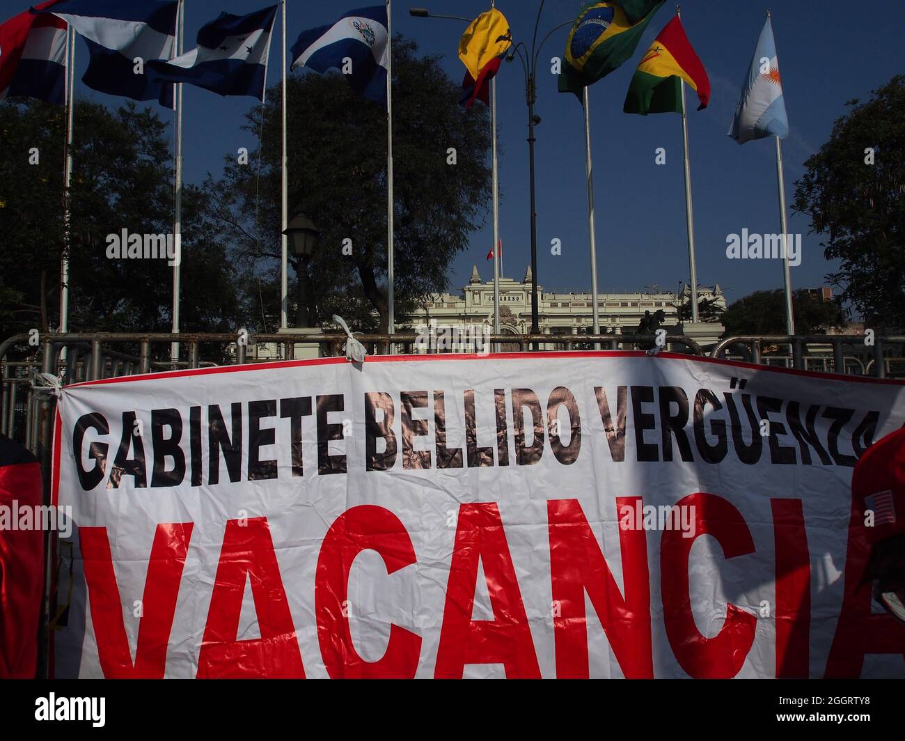 Bandiera contro il governo quando centinaia, principalmente donne, svolgono una manifestazione contro il primo ministro peruviano Guido Bellido di fronte alla costruzione del Congresso. Bellido avrebbe avuto espressioni misogynistic verso uno dei Congresswomen alcuni giorni fa. Credit: Agenzia Stampa Fotoholica/Alamy Live News Foto Stock