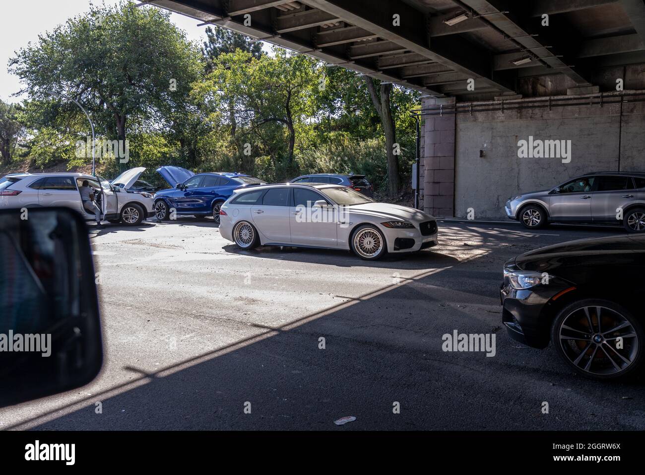 NEW YORK, NY - SETTEMBRE 02: Abbandonate le auto disabilitate sul Grand Central il 2 Settembre 2021 a New York City. Gov. Kathy Hochul, Sen. Charles Schumer, e il sindaco Bill de Blasio si sono Uniti ad altri funzionari in piedi vicino ad una casa dove Phamatee Ramskriet e Khrishah Ramskriet sono stati uccisi quando il loro appartamento seminterrato è stato allagato nel quartiere della Giamaica delle Regine discutere i preparativi futuri. I resti dell'uragano Ida hanno gettato le piogge storiche su New York City mentre superstrade e viali si sono trasformati in fiumi, sommergendo le automobili. Credit: Ron Adar/Alamy Live News Foto Stock