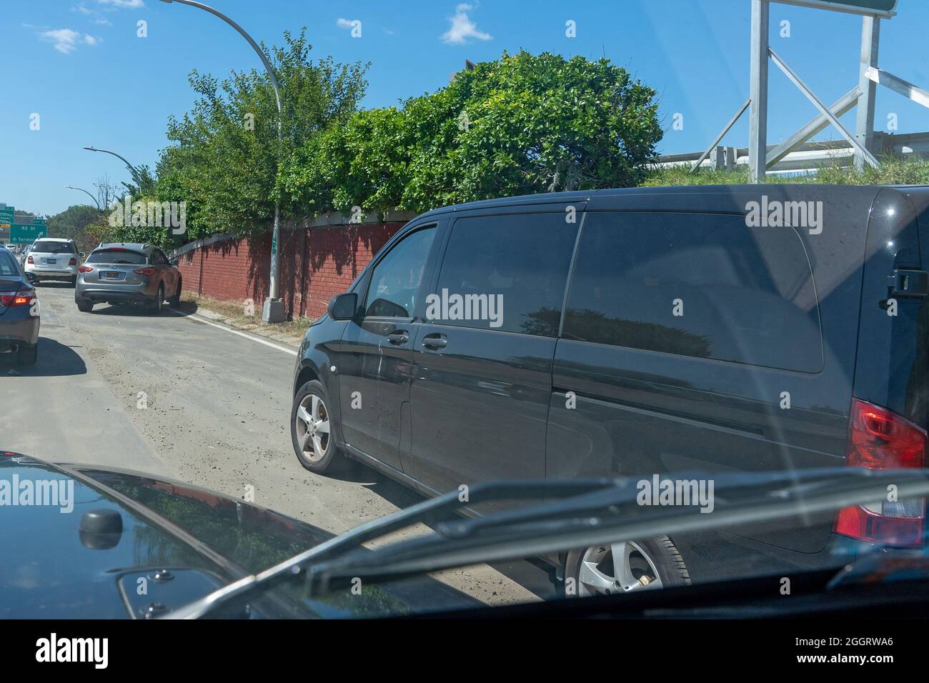 NEW YORK, NY - SETTEMBRE 02: Abbandonate le auto disabilitate sul Grand Central il 2 Settembre 2021 a New York City. Gov. Kathy Hochul, Sen. Charles Schumer, e il sindaco Bill de Blasio si sono Uniti ad altri funzionari in piedi vicino ad una casa dove Phamatee Ramskriet e Khrishah Ramskriet sono stati uccisi quando il loro appartamento seminterrato è stato allagato nel quartiere della Giamaica delle Regine discutere i preparativi futuri. I resti dell'uragano Ida hanno gettato le piogge storiche su New York City mentre superstrade e viali si sono trasformati in fiumi, sommergendo le automobili. Credit: Ron Adar/Alamy Live News Foto Stock