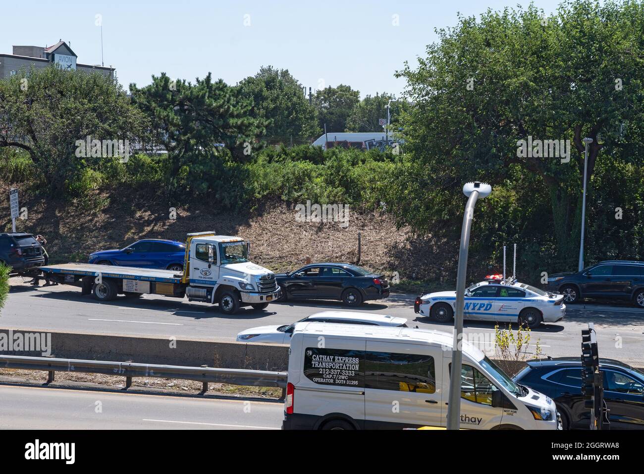 NEW YORK, NY - SETTEMBRE 02: I camion di traino allontana un'auto abbandonata dal Grand Central il 2 Settembre 2021 a New York City. Gov. Kathy Hochul, Sen. Charles Schumer, e il sindaco Bill de Blasio si sono Uniti ad altri funzionari in piedi vicino ad una casa dove Phamatee Ramskriet e Khrishah Ramskriet sono stati uccisi quando il loro appartamento seminterrato è stato allagato nel quartiere della Giamaica delle Regine discutere i preparativi futuri. I resti dell'uragano Ida hanno gettato le piogge storiche su New York City mentre superstrade e viali si sono trasformati in fiumi, sommergendo le automobili. Credit: Ron Adar/Alamy Live News Foto Stock