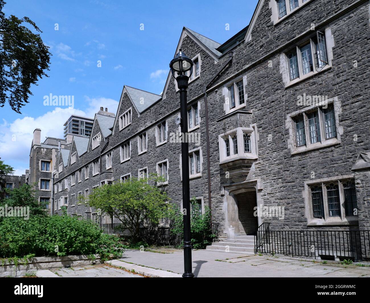 Vecchio edificio in pietra di stile gotico presso il campus del centro della University of Toronto Foto Stock