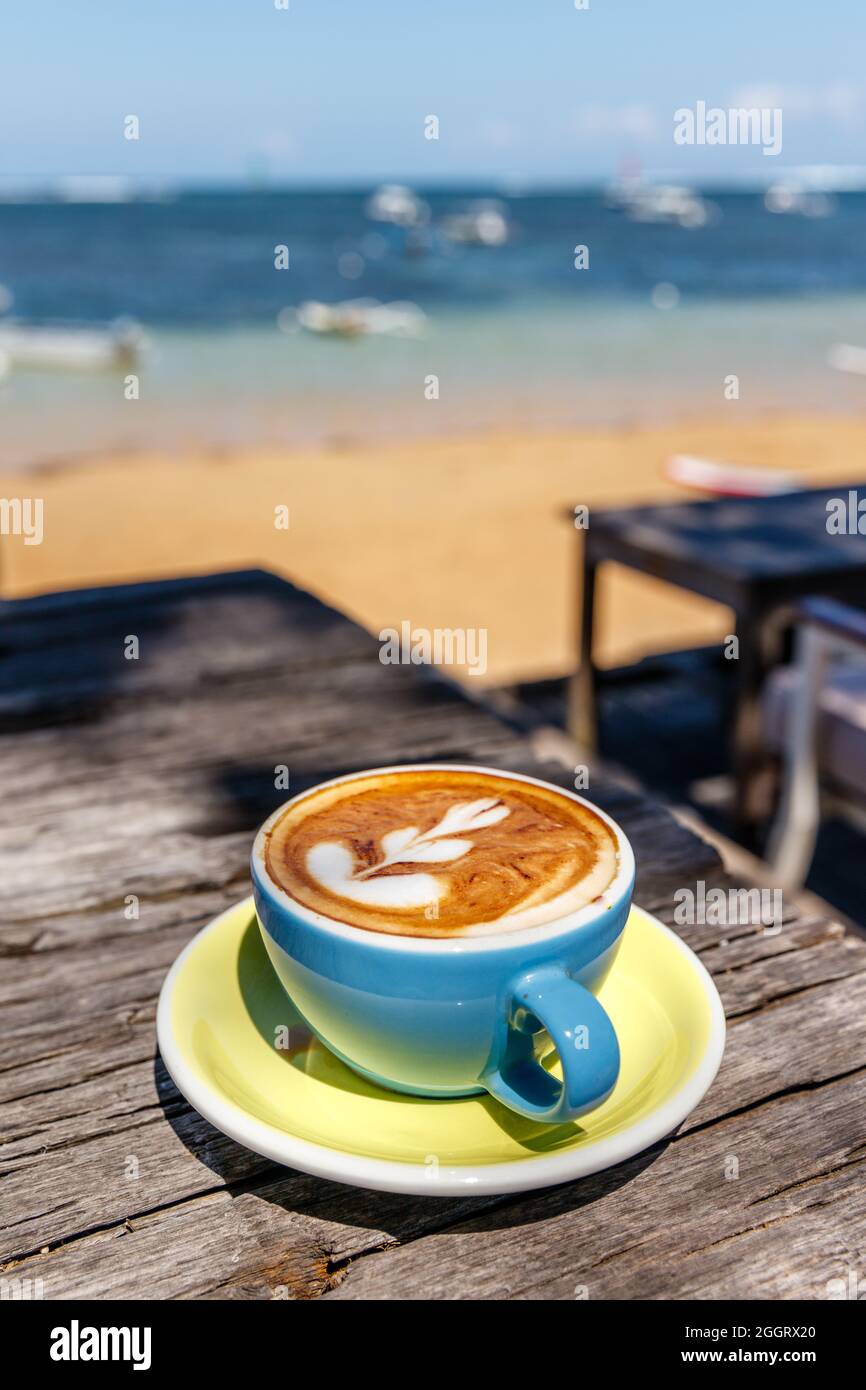 due tazze da caffè in terrazza con balcone in legno e vista mare Foto stock