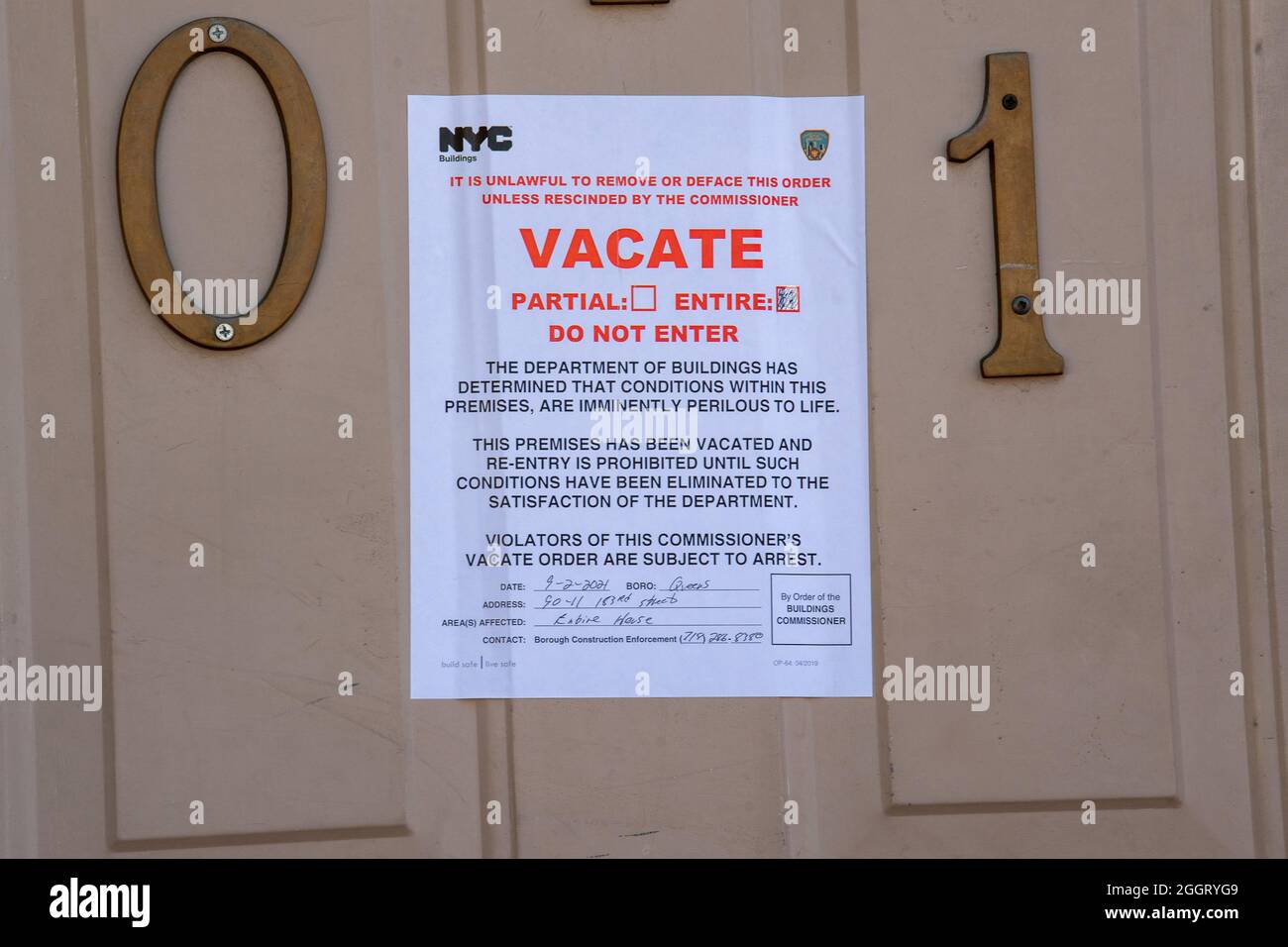 Segno di vacanza visto sulla porta di una casa dove Phamatee Ramskriet e Khrishah Ramskriet sono stati uccisi quando il loro appartamento seminterrato è stato inondato dai resti dell'uragano Ida a New York City.Governatore Kathy Hochul, Senatore. Charles Schumer, e il sindaco Bill de Blasio si unirono ad altri funzionari che si trovavano vicino a una casa dove Phamatee Ramskriet e Khrishah Ramskriet furono uccisi quando il loro appartamento nel seminterrato fu allagato nel quartiere della Giamaica delle regine discutevano i preparativi futuri, e il bilancio della tempesta. I resti dell'uragano Ida scaricavano piogge storiche su New York City come superstrade e viali Foto Stock