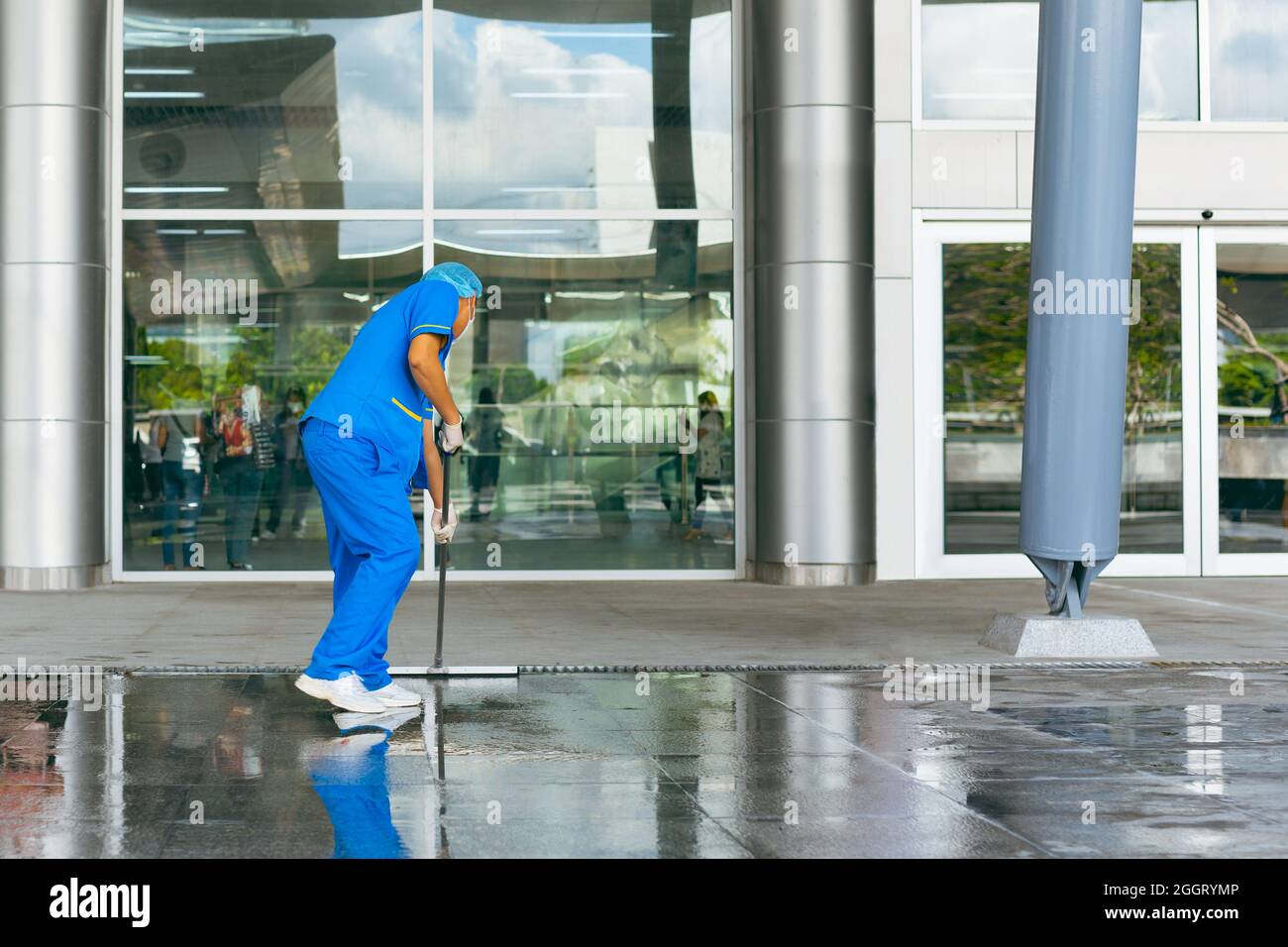 Detergente industriale professionale per pavimenti protettivi uniformi. Foto Stock