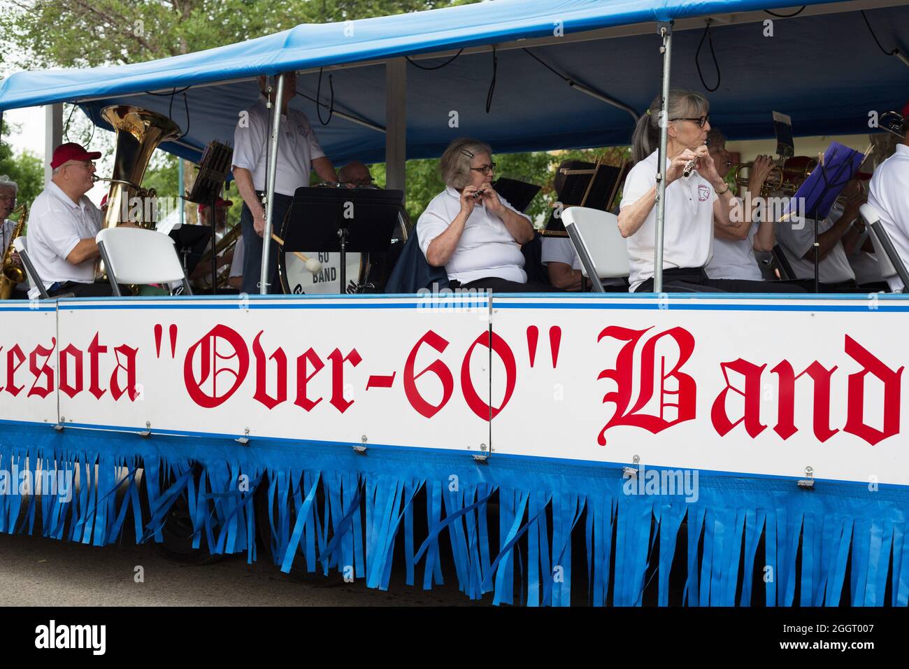 La band "Over 60" del Minnesota si esibisce in una sfilata alla fiera dello stato del Minnesota. Foto Stock
