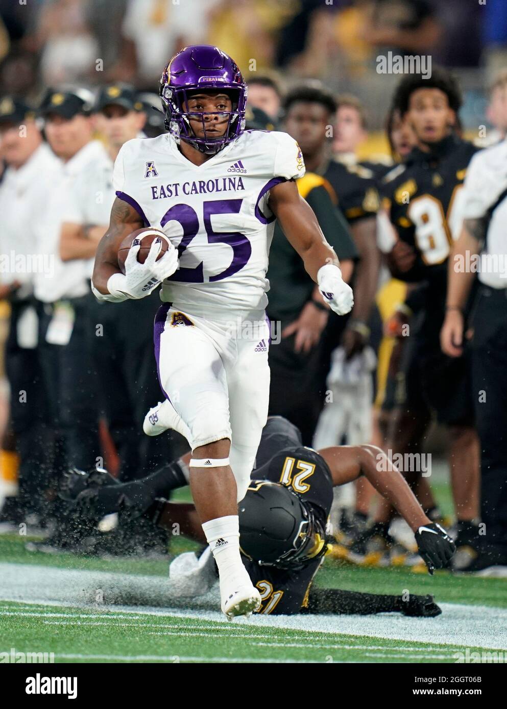 Charlotte, Carolina del Nord, Stati Uniti. 2 settembre 2021. East Carolina Pirates running back Keaton Mitchell (25) breaks free for a run passato Appalachian state Mountaineers difensive back Ryan Huff (210 durante il Duke's Mayo Classic 2021 presso Bank of America Stadium a Charlotte, North Carolina. Rusty Jones/Cal Sport Media/Alamy Live News Foto Stock