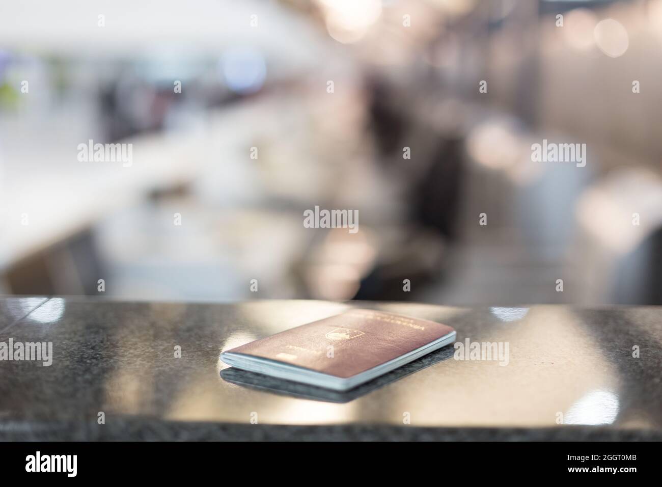 Passaporto sloveno vaiting per l'ispezione all'aeroporto che si annoia attraversando check.Travel concetto. Foto Stock