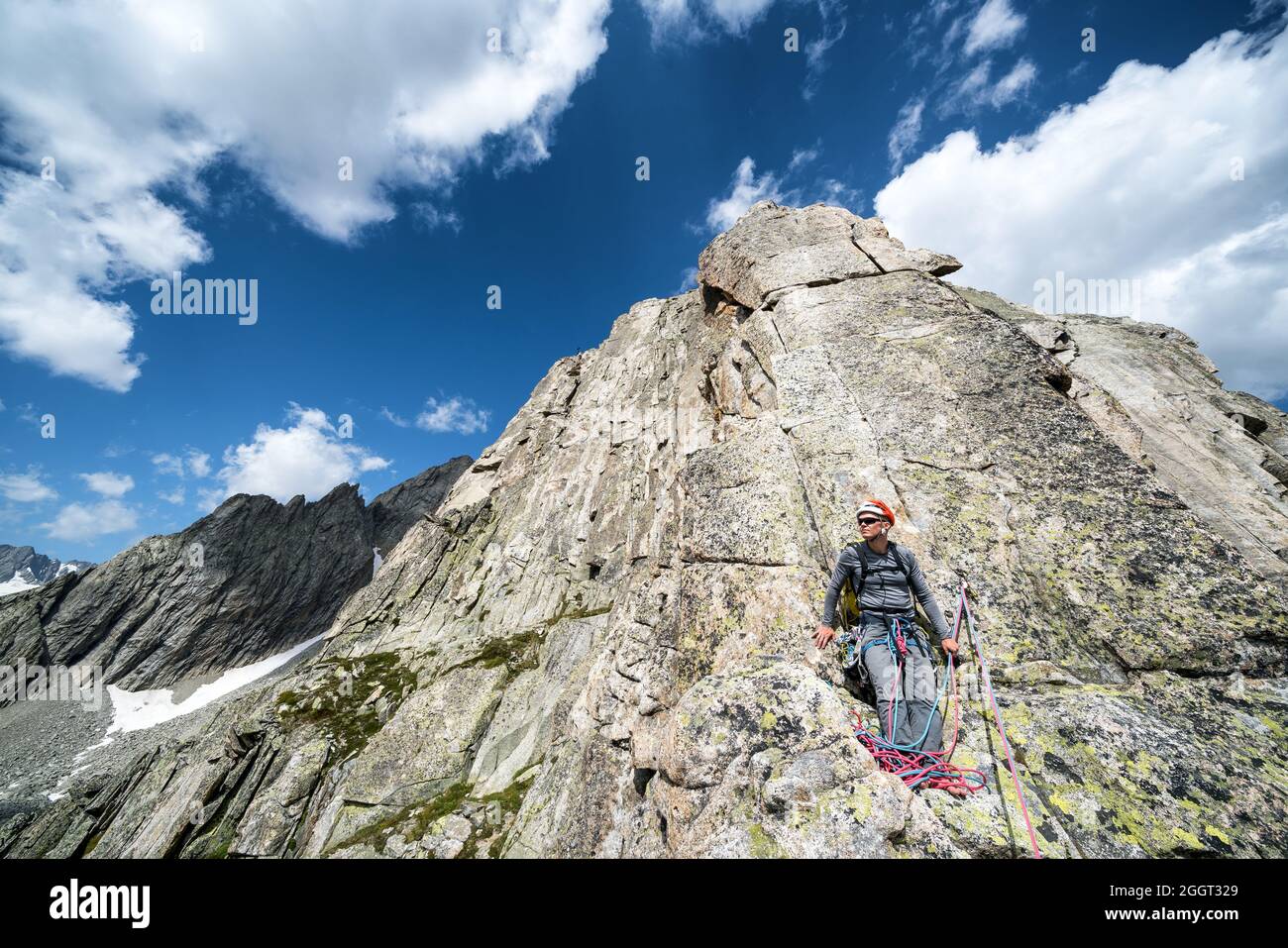 Un belay stand su una roccia a più passi vicino a Göscheneralp, Svizzera, Alpi Foto Stock