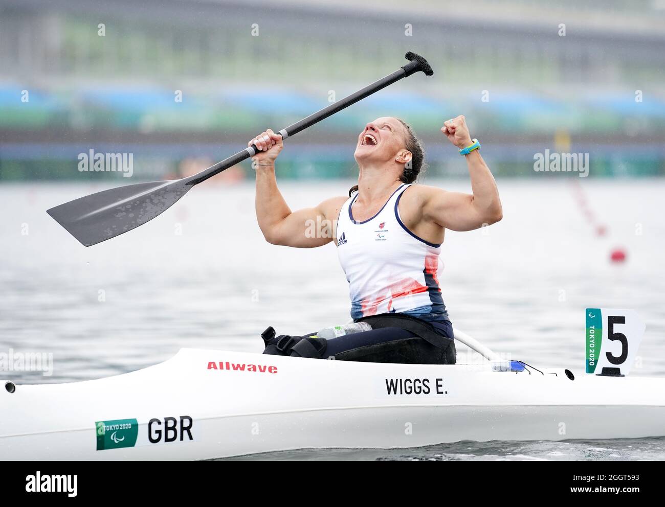Emma Wiggs della Gran Bretagna celebra la vittoria della medaglia d'oro nella Va'a Single 200m - VL2 finale A della Sea Forest Waterway durante il giorno dieci dei Giochi Paralimpici di Tokyo 2020 in Giappone. Data foto: Venerdì 3 settembre 2021. Foto Stock