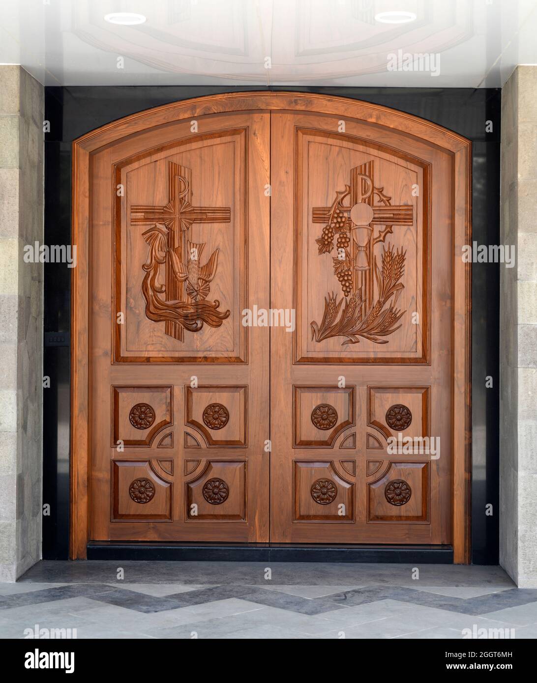 Dettaglio in legno sulla porta dell'ingresso principale della Chiesa di Don Bosco Ubicazione: Nashik, Maharashtra, India. Data - Agosto 29 2021 Foto Stock