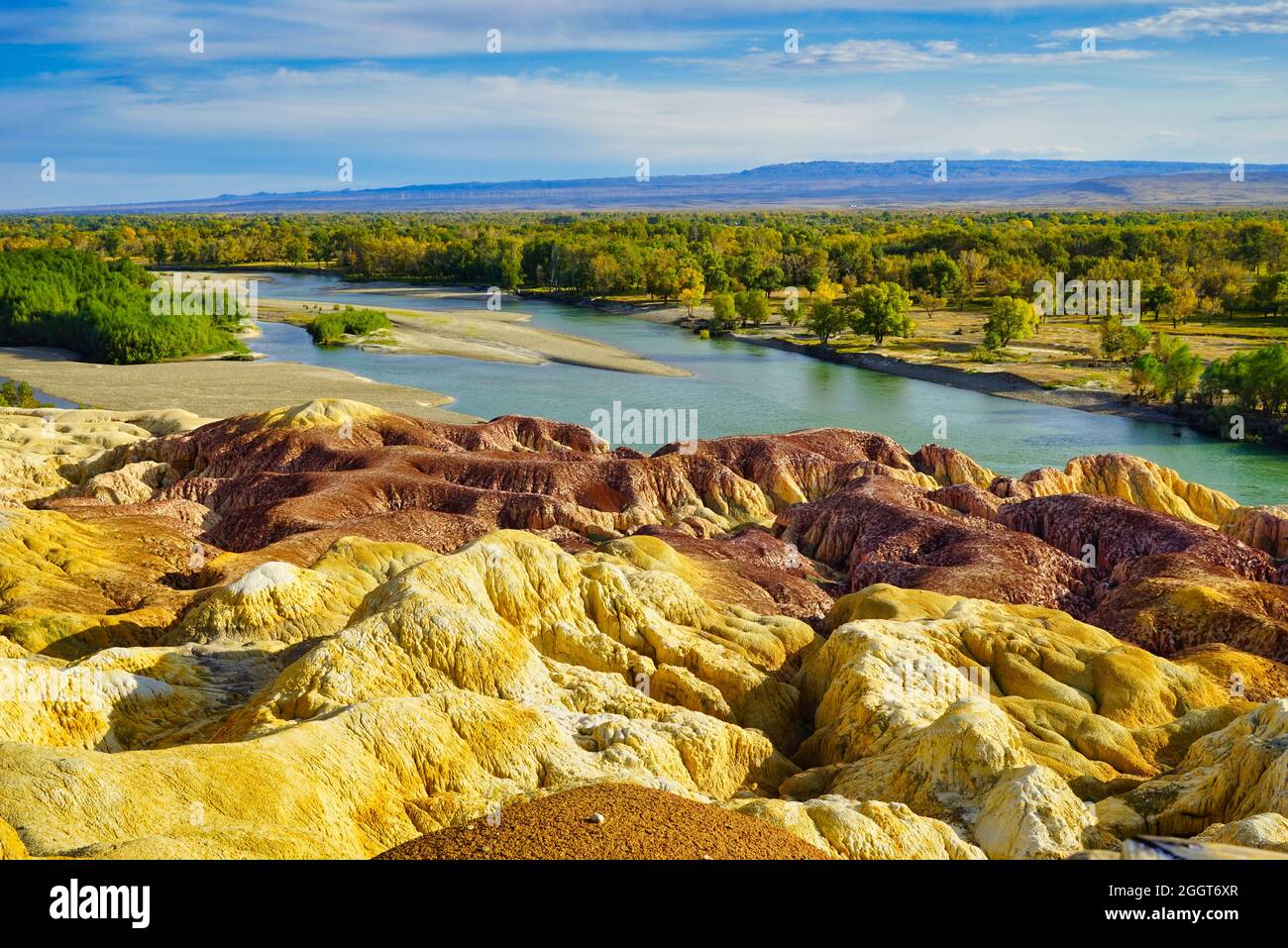 Le rocce colorate erano formate dall'erosione del vento e dell'acqua e dalla lisciviazione a lungo termine. Spiaggia colorata (Rainbow Beach), Burqin Yadan Landform, Irtysh River, X Foto Stock