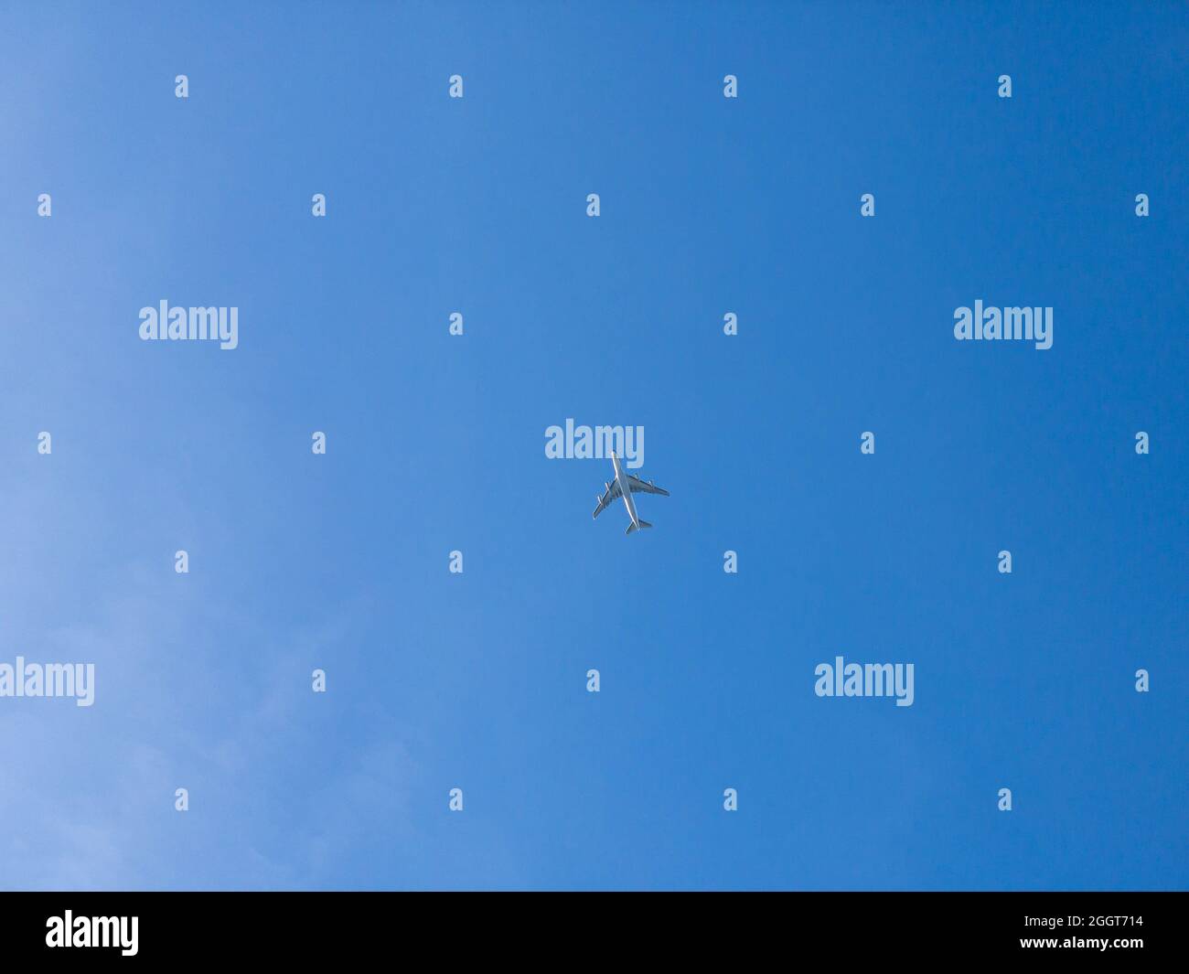 Vista di volo aereo basso con cielo blu e nuvole sullo sfondo. Aerei passeggeri commerciali che volano sulla testa. Aereo in aria. Viaggio di volo Foto Stock