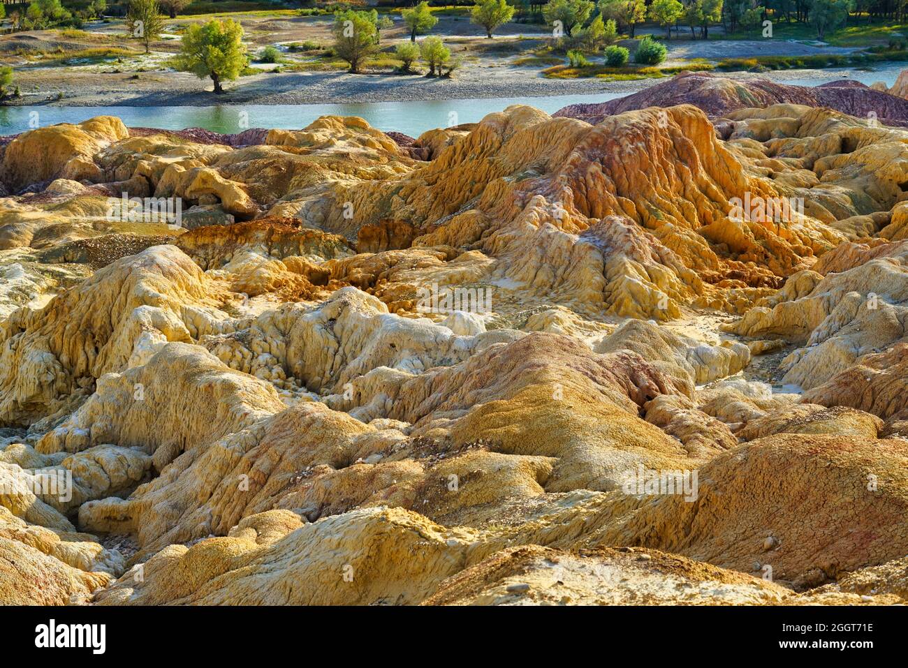 Le rocce colorate erano formate dall'erosione del vento e dell'acqua e dalla lisciviazione a lungo termine. Spiaggia colorata (Rainbow Beach), Burqin Yadan Landform, Irtysh River, X Foto Stock