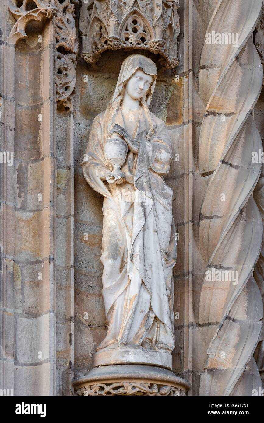Albi, Francia. 8 agosto 2021. Donna scultura in pietra all'ingresso della Cattedrale di Albi. Foto Stock