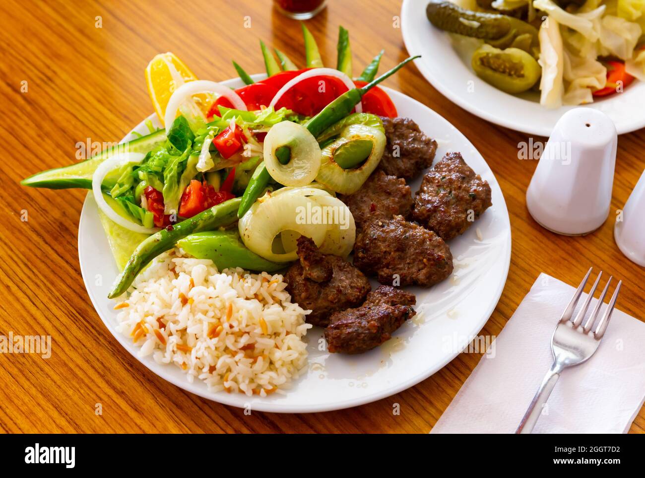 Kofte di vitello turco alla griglia con riso e verdure Foto Stock