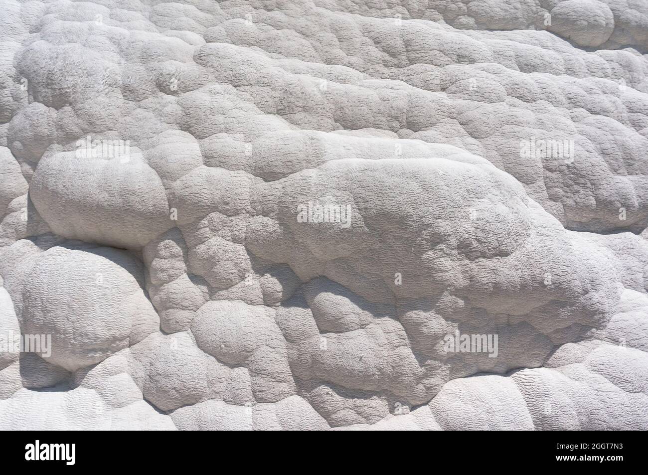 Pamukkale, castello di cotone, meraviglia naturale è creato da un strati di travertino bianco che assomiglia a cotone, Turchia. Parete naturale di pamukkale Foto Stock