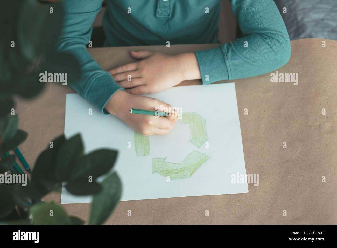 Simbolo di riutilizzo disegno manuale per bambini. Vista dall'alto. Foto di alta qualità Foto Stock