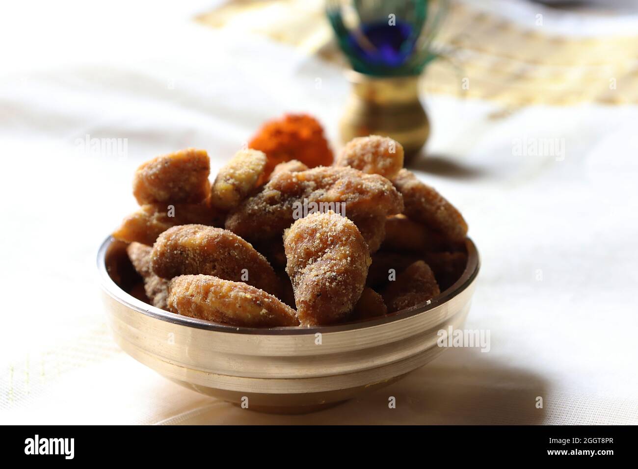 Sharkara Varatti/upperi/jaggery patinata banana chips in ottone uruli/Kerala/Onam festival Foto Stock