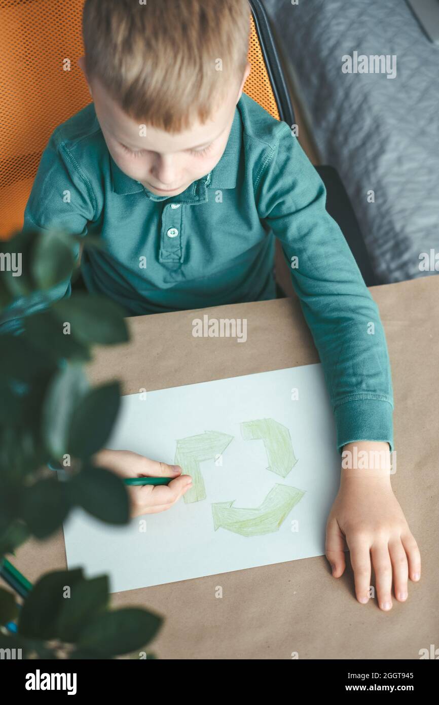 Ritratto di un simbolo di riutilizzo del disegno figlio. Protezione ambientale. Vista dall'alto. Foto di alta qualità Foto Stock