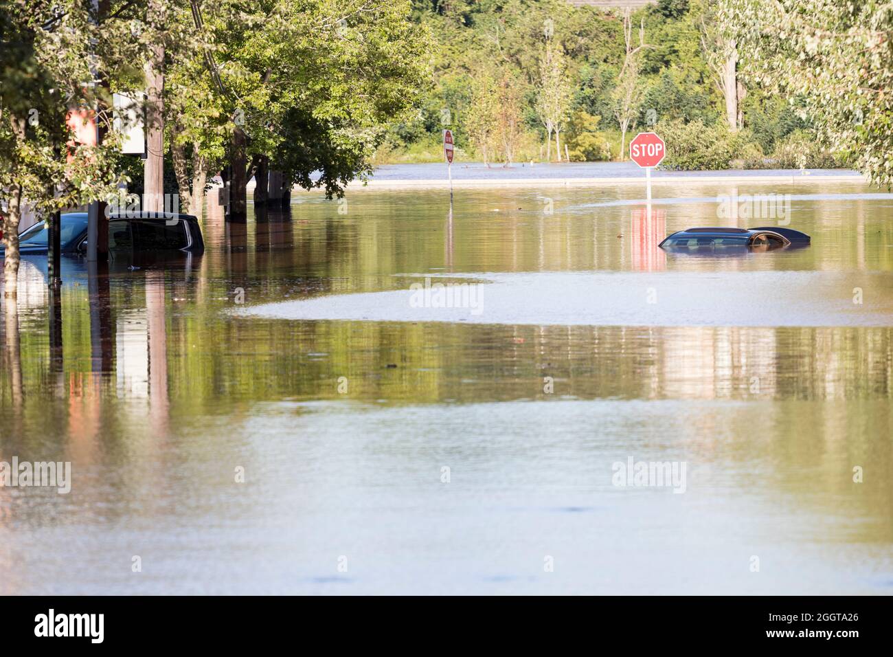 Le auto parcheggiate nei pressi del fiume Raritan sommerse sotto l'acqua dopo l'uragano Ida. Foto Stock