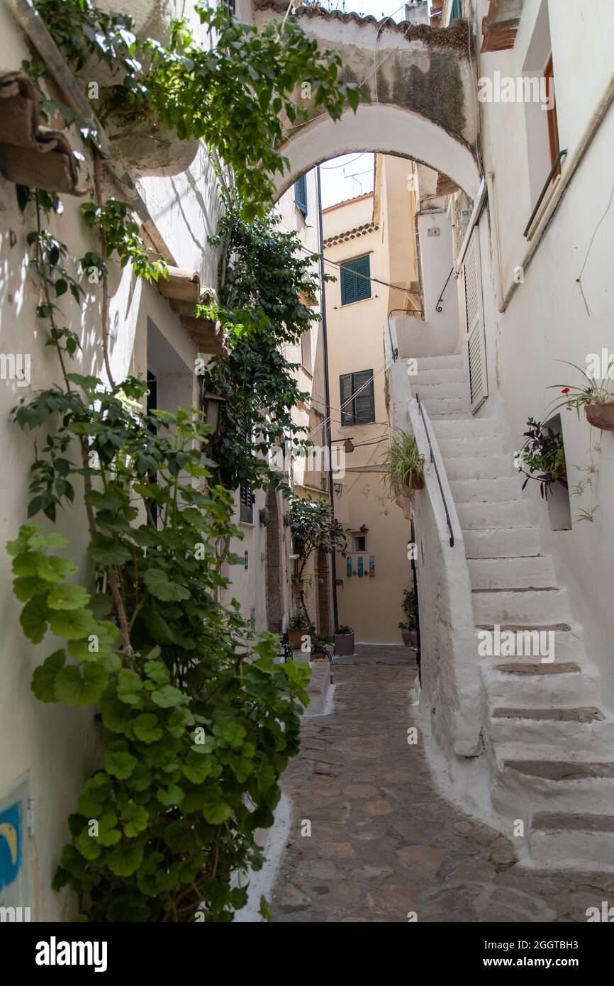 Sperlonga, Italia - agosto 18 2021 - le strade panoramiche della pittoresca architettura di Sperlonga, cittadina costiera della provincia di Latina, Italia, Foto Stock