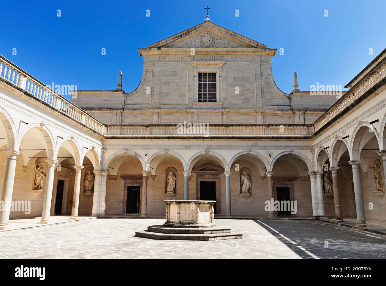Abbazia di Montecassino - Italia - 29 agosto - 2021 - facciata della chiesa e chiostro Foto Stock