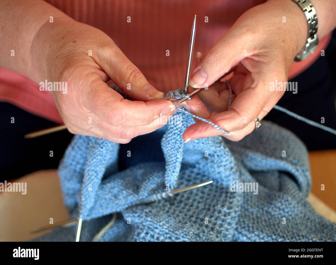 Istantanea di lavorare a maglia un maglione te stesso Foto Stock