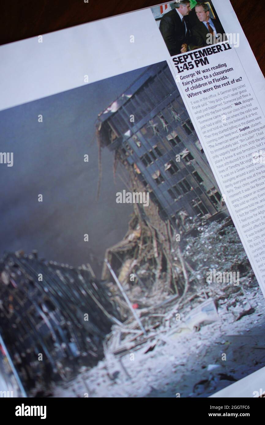 11 settembre 2001 - articolo della rivista con foto di George Bush mentre apprende notizie degli attacchi terroristici. Supplemento fine settimana del quotidiano Guardian : l'anno nelle immagini con saggio di Alan Ruscridger Foto Stock