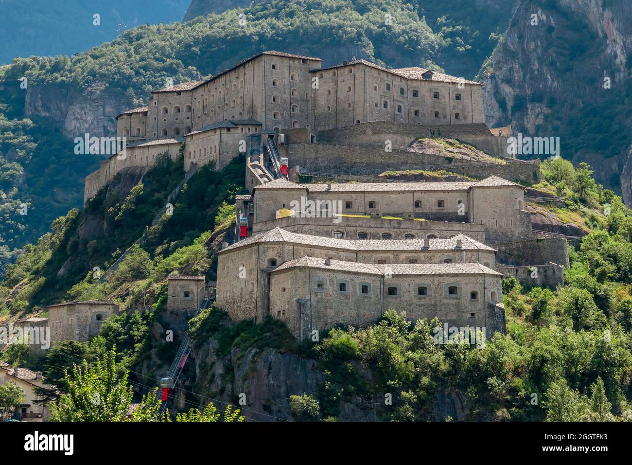 L'antico Forte di Bard, Valle d'Aosta, Italia, nella stagione estiva Foto Stock