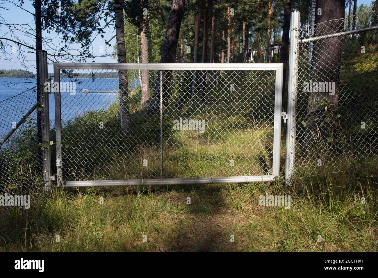 Cancello chiuso in metallo nella foresta Foto Stock