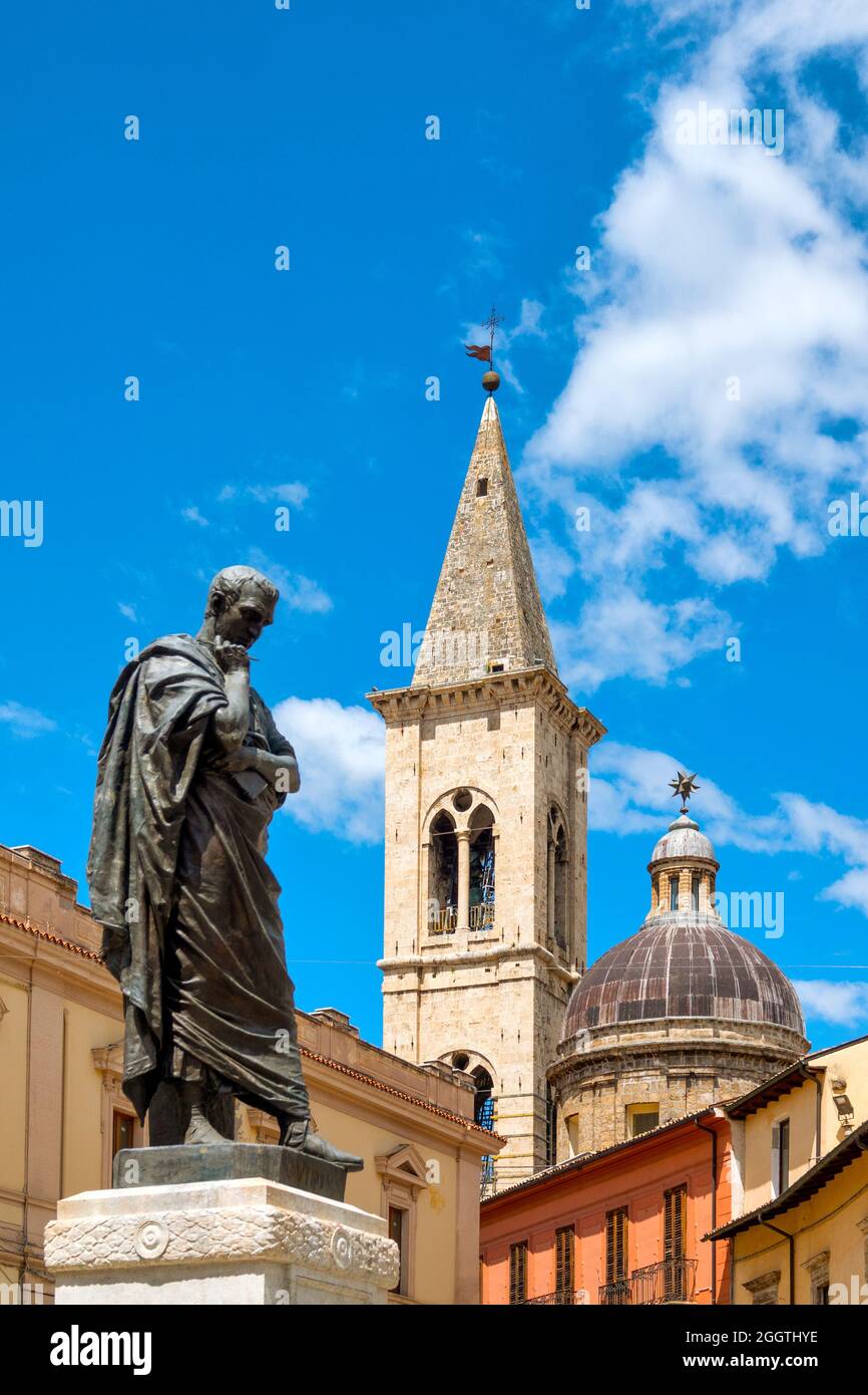 Statua di Ovidio in Piazza XX Settembre, Sulmona, Italia Foto Stock