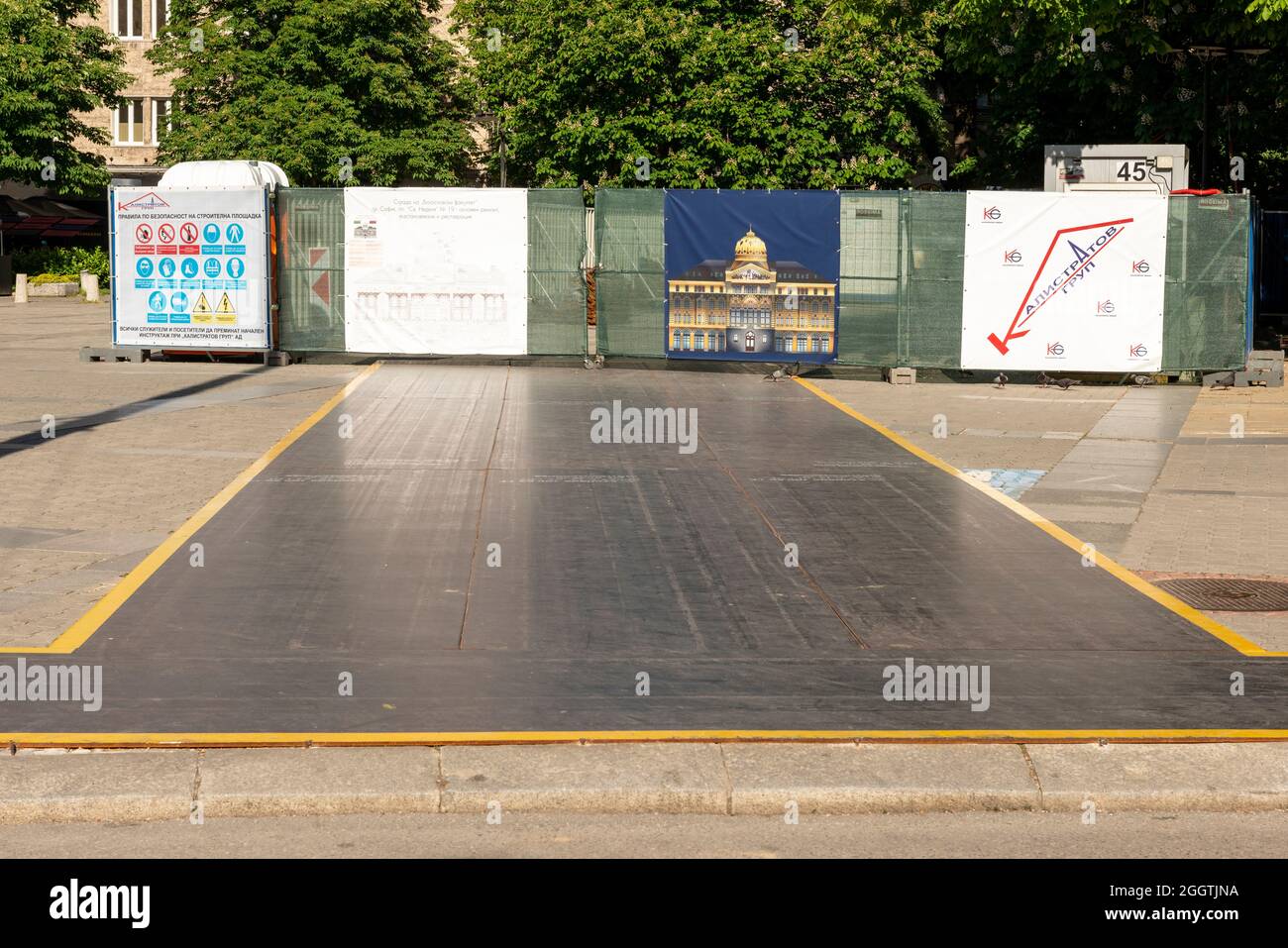 Lamiera di acciaio inossidabile utilizzata come protezione temporanea del battistrada su pavimentazioni in cantiere nel centro di Sofia, in Bulgaria, in conformità agli standard di sicurezza UE Foto Stock