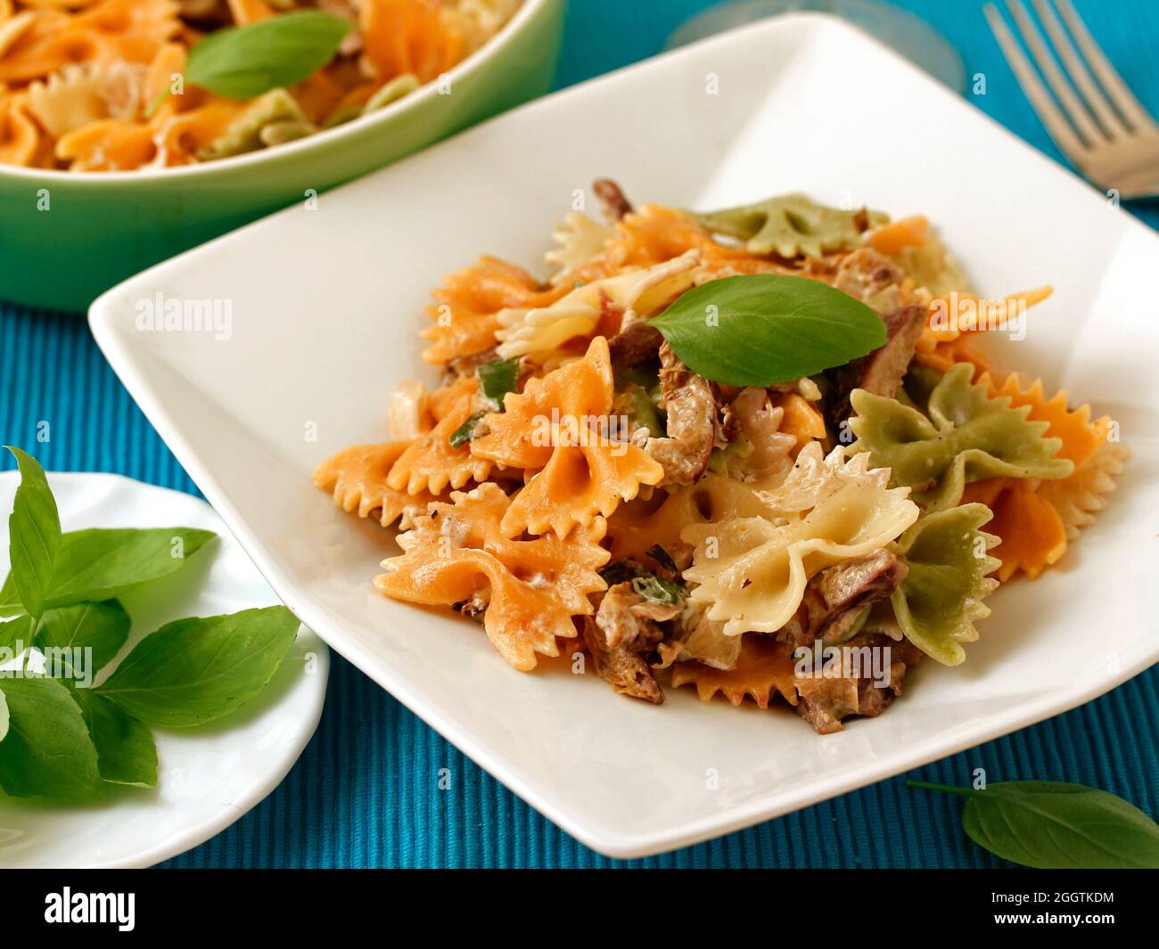 FARFALLE con funghi. Foto Stock