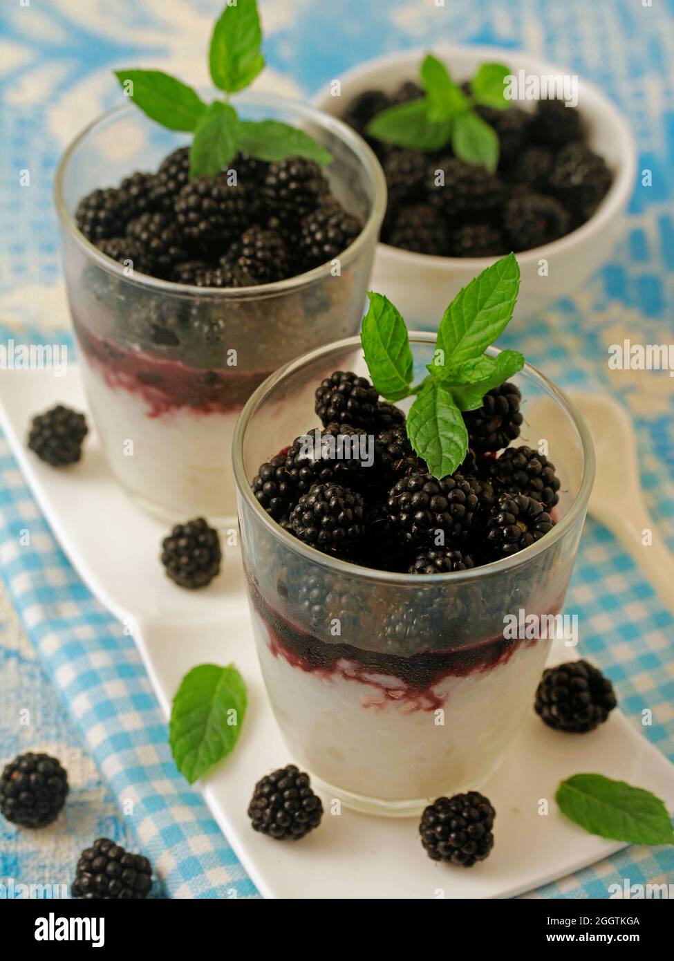 Budino di riso e more. Foto Stock