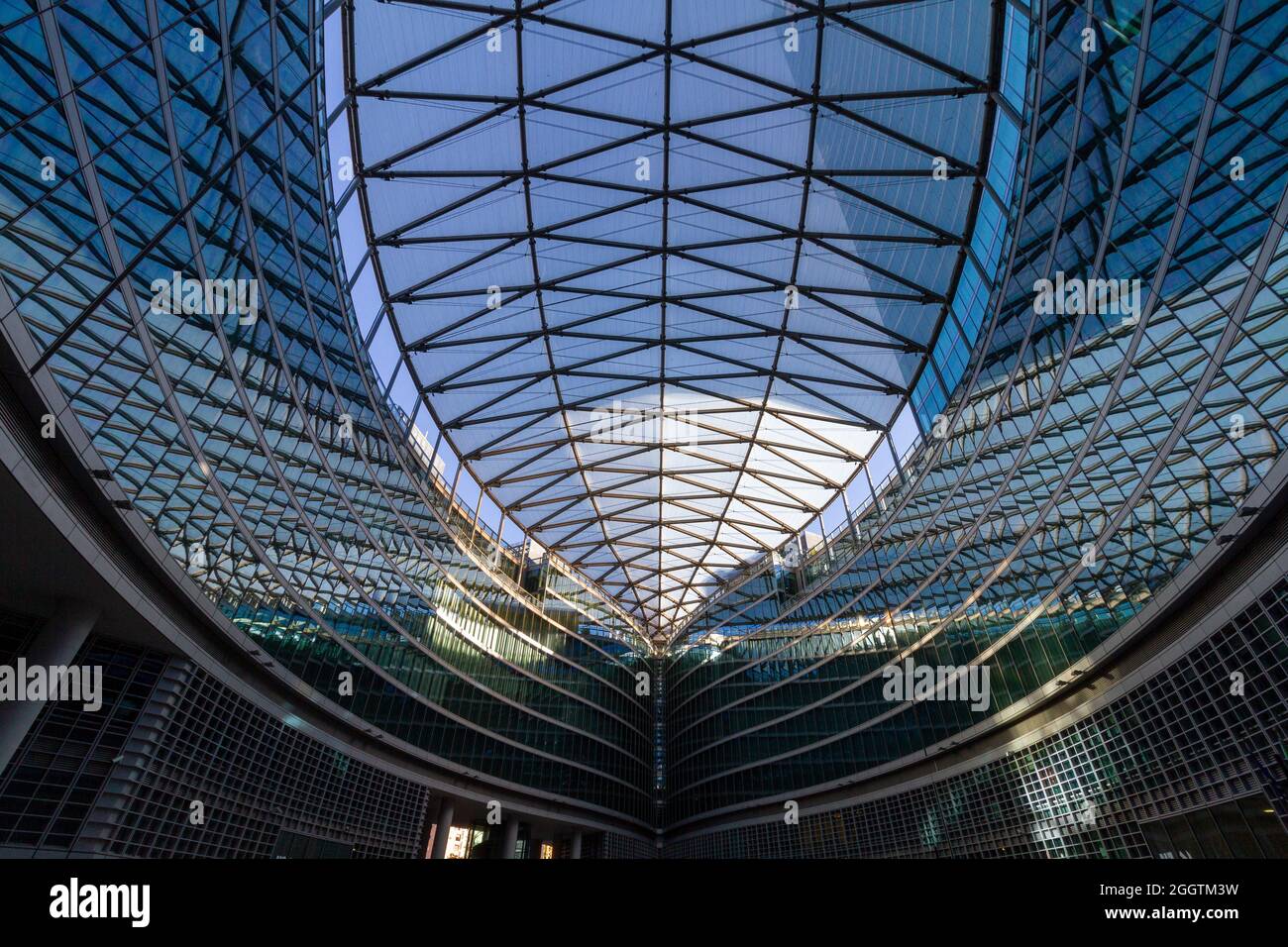 Milano, Italia. 28 aprile 2019. Italia, Lombardia, Milano, complesso di edifici Palazzo Lombardia, sede principale del governo lombardo, progettato dall'architetto Ieoh Ming Pei Credit: Independent Photo Agency/Alamy Live News Foto Stock