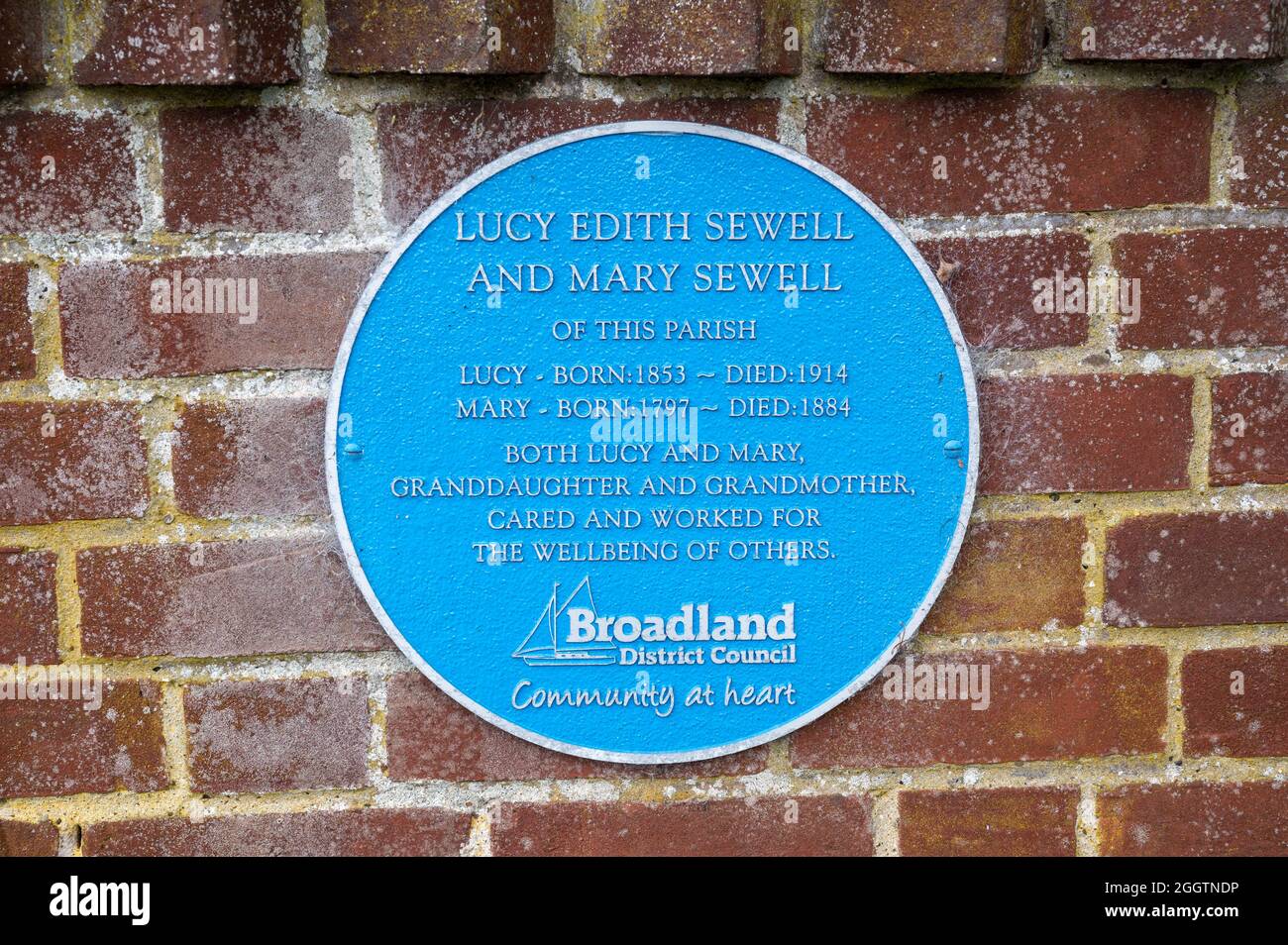 Placca rotonda blu con infomazione di Lucy Edith Sewell e Mary Sewell nel vecchio Catton Norfolk Inghilterra Foto Stock