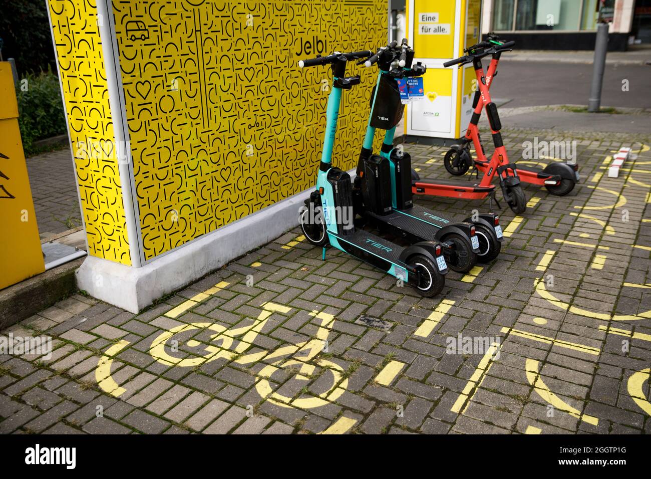 Berlino, Germania. 01 Settembre 2021. Gli scooter elettrici si trovano presso una stazione di noleggio Jelbi. Credit: Carsten Koall/dpa/Alamy Live News Foto Stock